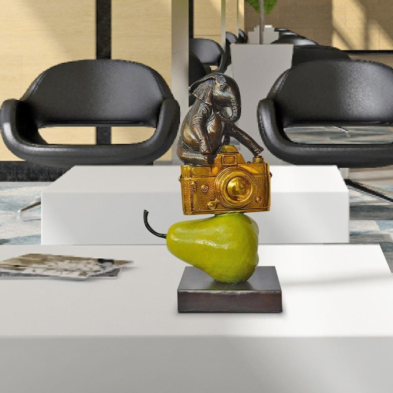 Gillie and Marc Schattner - The elephant just wanted a camera and pear