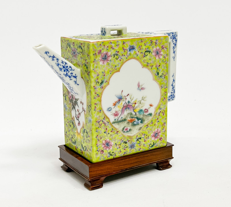 Chinese Porcelain Famille Rose Yellow Ground Rectangular Ewer and Cover