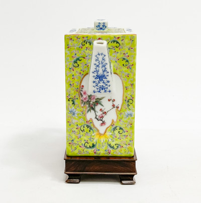 Chinese Porcelain Famille Rose Yellow Ground Rectangular Ewer and Cover