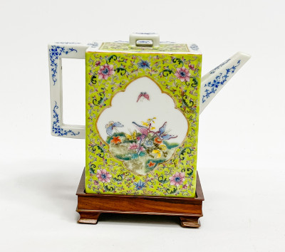 Chinese Porcelain Famille Rose Yellow Ground Rectangular Ewer and Cover