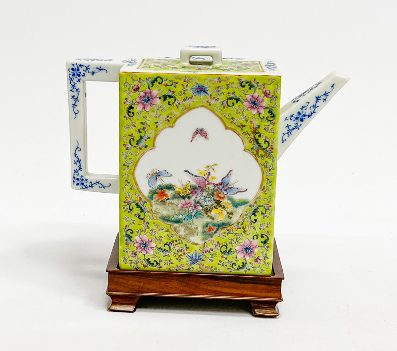 Chinese Porcelain Famille Rose Yellow Ground Rectangular Ewer and Cover