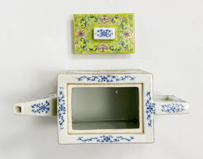 Chinese Porcelain Famille Rose Yellow Ground Rectangular Ewer and Cover