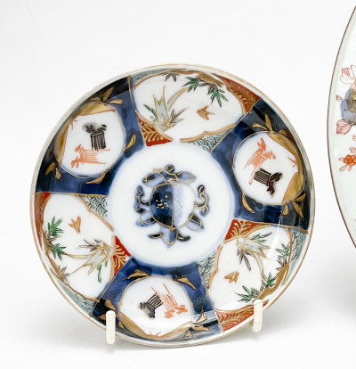 Chinese Imari export porcelain dish and a Japanese Imari dish