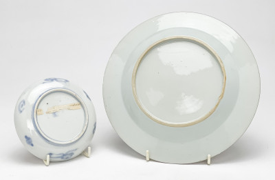 Chinese Imari export porcelain dish and a Japanese Imari dish