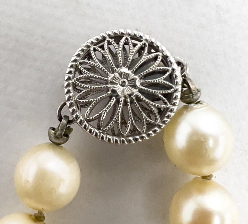 Pearl Necklace with White Gold Clasp