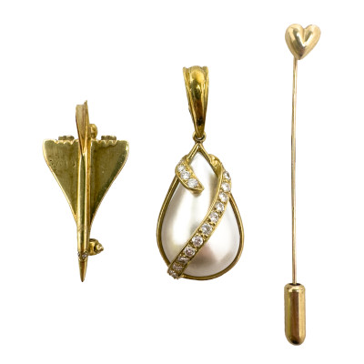 Image for Lot Gold and Mabe Pearl Pendant and Pins, Group of 3