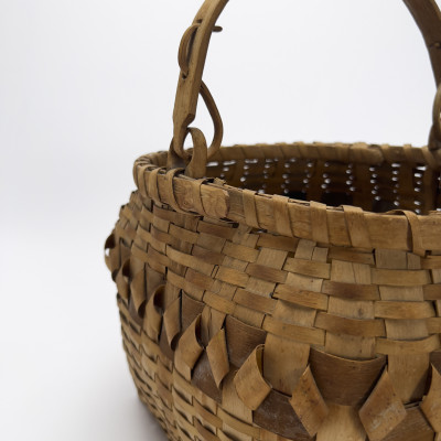 Winnebago Basket with Swing Handle