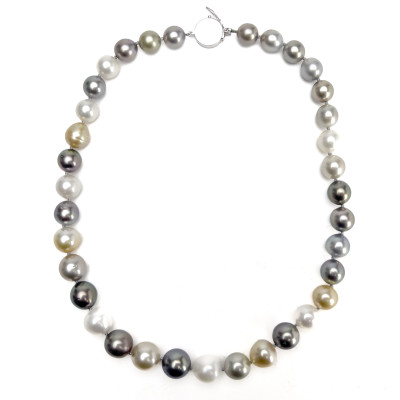 Graduated Pearl Necklace with Gold Clasp