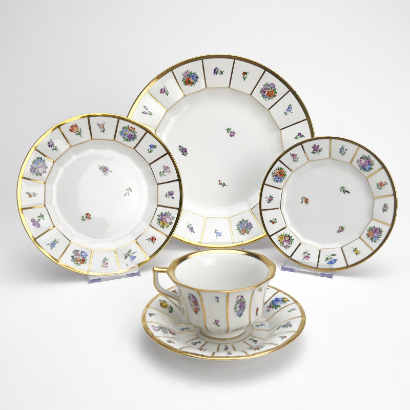 Royal Copenhagen - Henriette Dinner Service for 16+