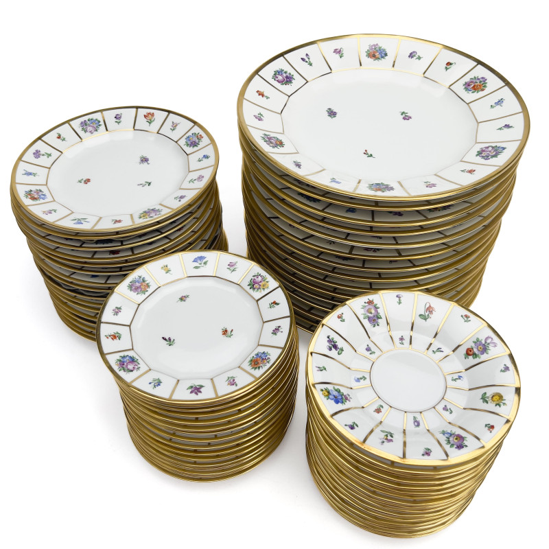 Royal Copenhagen - Henriette Dinner Service for 16+