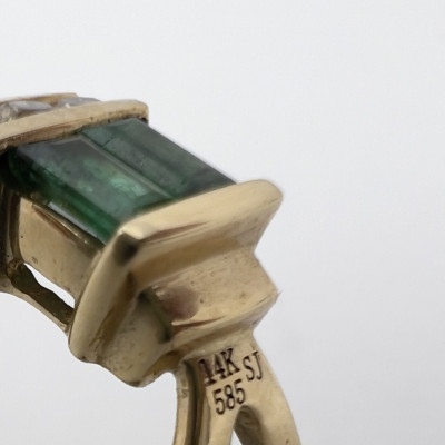 Gold Earrings with Emerald and Diamond