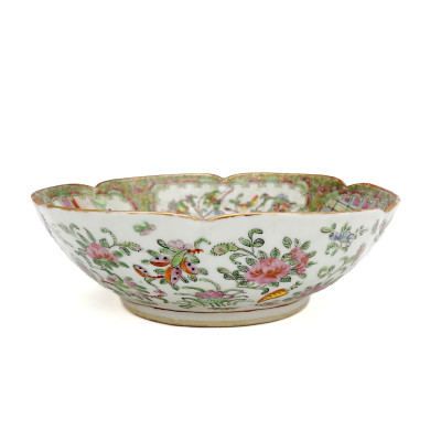 Chinese Export Famille Rose Medallion Bowl
