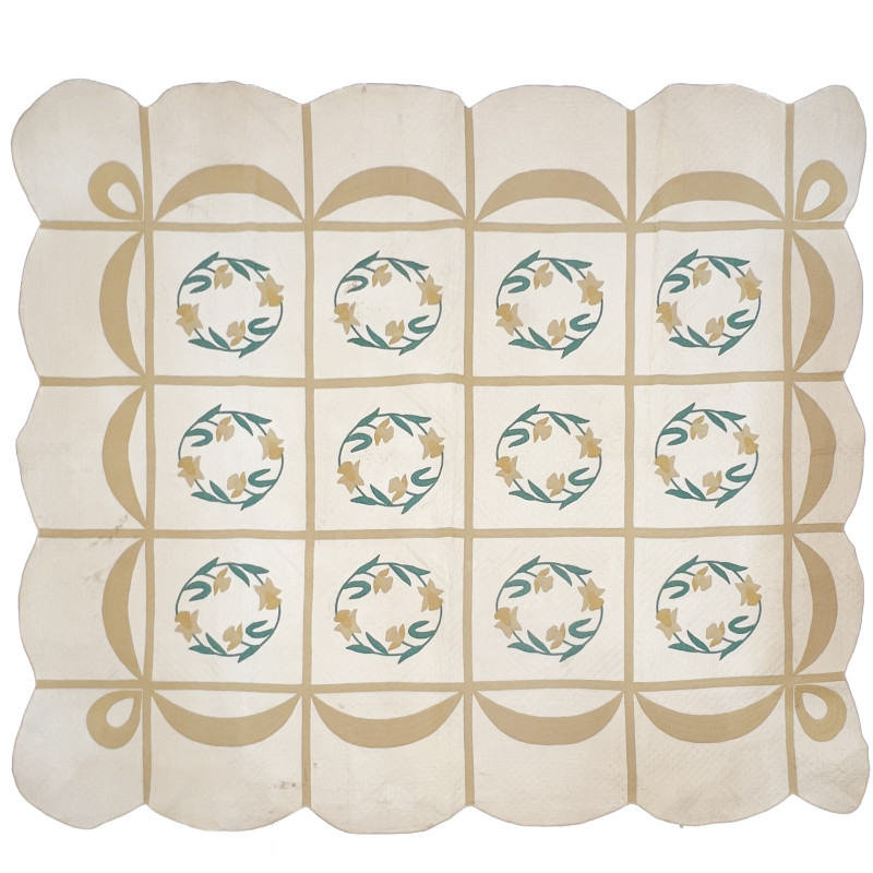 Daffodil Wreath Quilt with Scalloped Edge
