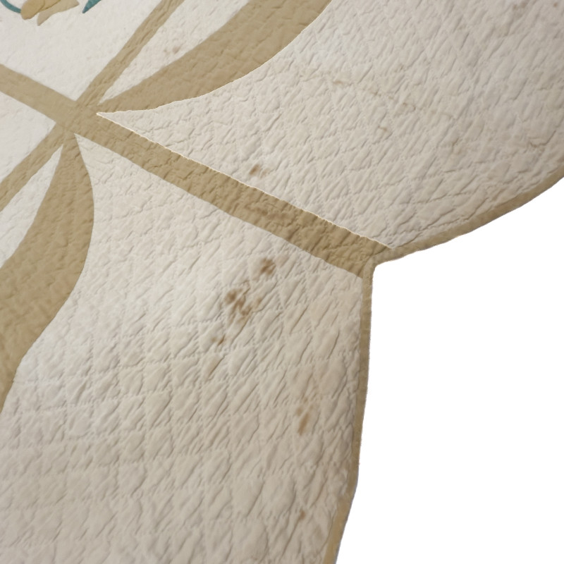 Daffodil Wreath Quilt with Scalloped Edge