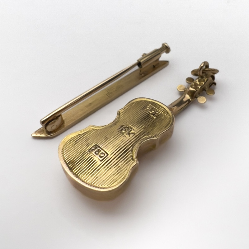 An 18k gold violin charm and name bar pin lot