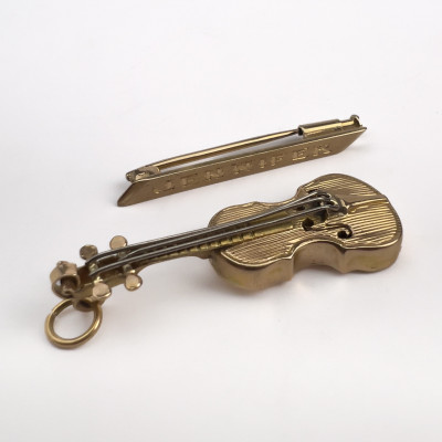 An 18k gold violin charm and name bar pin lot