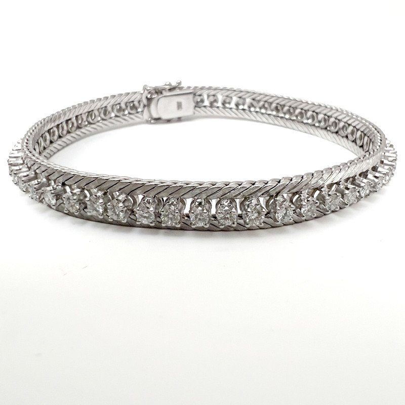An 18-Karat White Gold and Diamond Tennis Bracelet