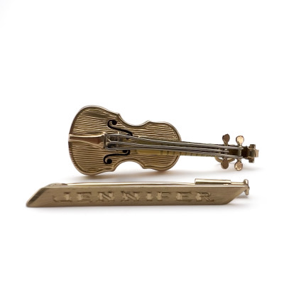 Image for Lot An 18k gold violin charm and name bar pin lot